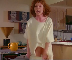 朱丽安*摩尔-短路径暴露布什和裸露的屁股