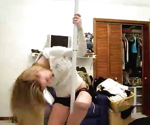 摄像头的女孩跳舞并获得脱光衣服