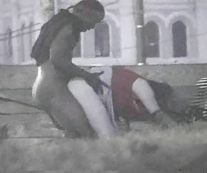 便宜的妓女捣在公众面前。