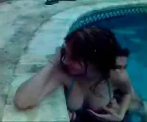 女孩摸索在后院游泳池