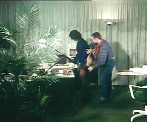 德国的老式的肛门夹秘书长得到屁股