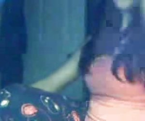 可爱的黑发的宝贝表示奶子上的摄像头