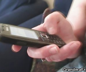 讨厌奶奶玩弄她的猫然后把两只公鸡