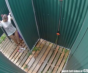 第一个偷窥摄像头上的真正的公共游泳池