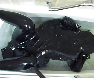 橡胶女孩在洗澡。