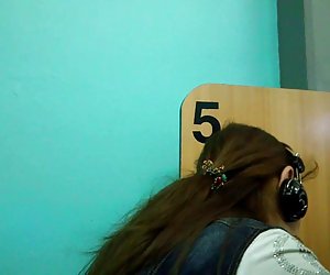 擦一个成熟的女人在网络咖啡部分2