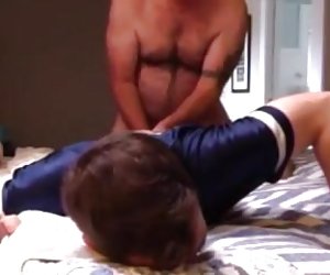 作为父亲可以享受一个很好的男孩，使他呻吟