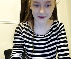 摄像头的青少年的金发女郎