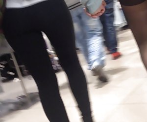 Extremel好的青少年的屁股在黑色紧身裤