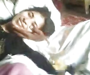 业余的阿拉伯妻子的鸡鸡拍着