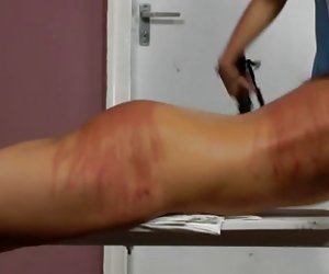 华丽的鞭打后背和屁股