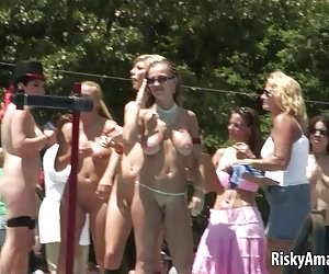 顽皮的业余妓女裸体跳舞之外