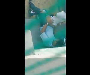 隐藏的摄像机他妈的在院子里