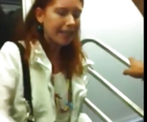 没有闪红发女人变得非常疯狂的火车