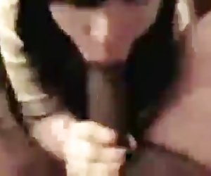 业余的肤色白色的女孩很烂、游乐设施很大的黑公鸡