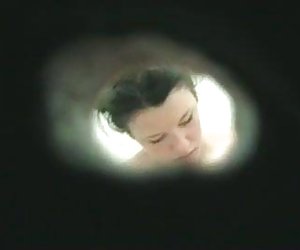 年轻凯莉抓住了在游泳池舱