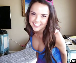 年轻的女孩送他的一个伟大的礼物