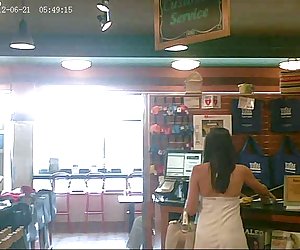 Upskirted一个可爱的黑发，漂亮的屁股