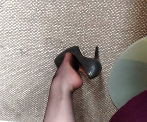 路易斯尼龙晃来晃去她的高跟鞋前有趣的下午