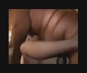 大黑公鸡降到一个胖胖的负载一个好色的胆小鬼