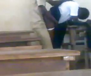 青少年非洲学生们他妈的在类