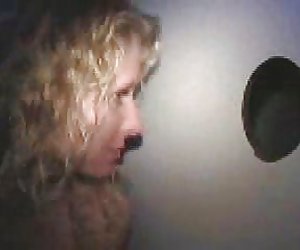 业余妓女的小鸡吞下每一个的下降，从匿名的阴茎