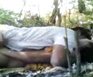 热的印度女孩享有与她的bf在室外