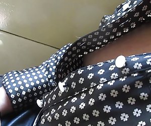 触摸胸部在火车