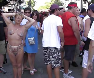 赤身裸体在公共1