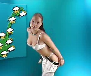 漂亮的女孩剥在摄像头前