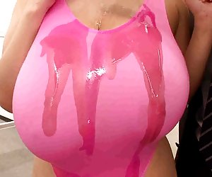 亚洲与令人难以置信的巨大的奶子