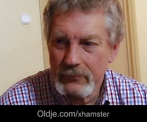 奥德曼乱搞的热女孩，而他的妻子从房子里出来