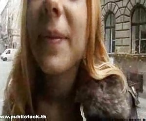 年轻的少女在公共