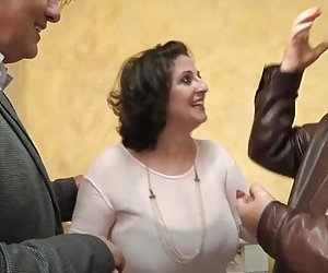 他的手表作为他的妻子罗米纳搞砸在钢棒