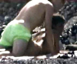 海滩偷窥视频：女孩给一个吹箫