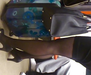 女士在纯粹的黑丝袜