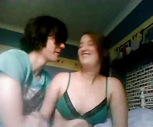 角质的青少年在网络摄像头