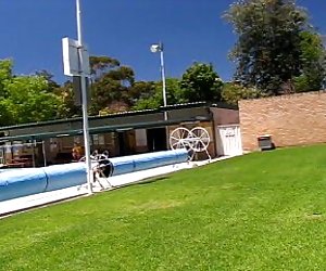 我的妻子nicki闪烁的游泳池救生员