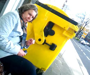 闪烁的一个老奶奶，她跑-flostylez