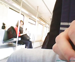 火车上手淫在前面的女孩