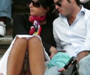 偷窥5宝贝超短裙，在楼梯有男朋友(mrno)