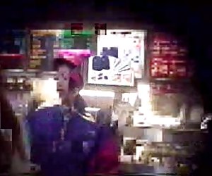 麦当劳的女孩穿着遥远的振动器