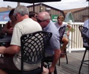 海滩吧服务员的偷窥