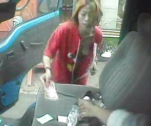 销售女孩在街上