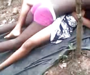 热的印度女孩找到了室外跟她的bf-第二个