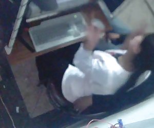 摩洛哥偷窥。 年轻夫妇在咖啡厅