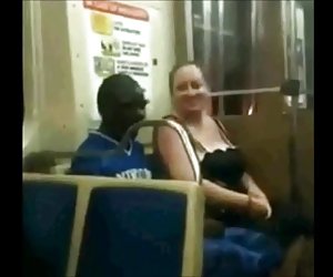 线控制动荡妇吸黑公鸡在火车上