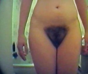 毛茸茸的小猫女孩被隐藏的摄像头