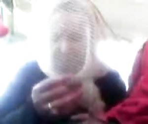 阿拉伯头巾的女人吸老二在车