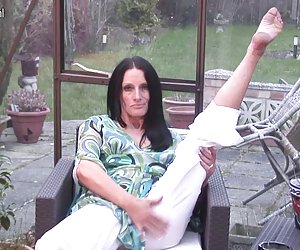 老英国的老奶奶得到她的猫都湿了